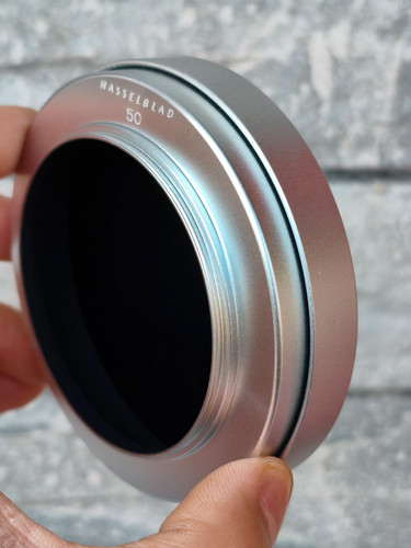 Metal lens hood with - metal, cap